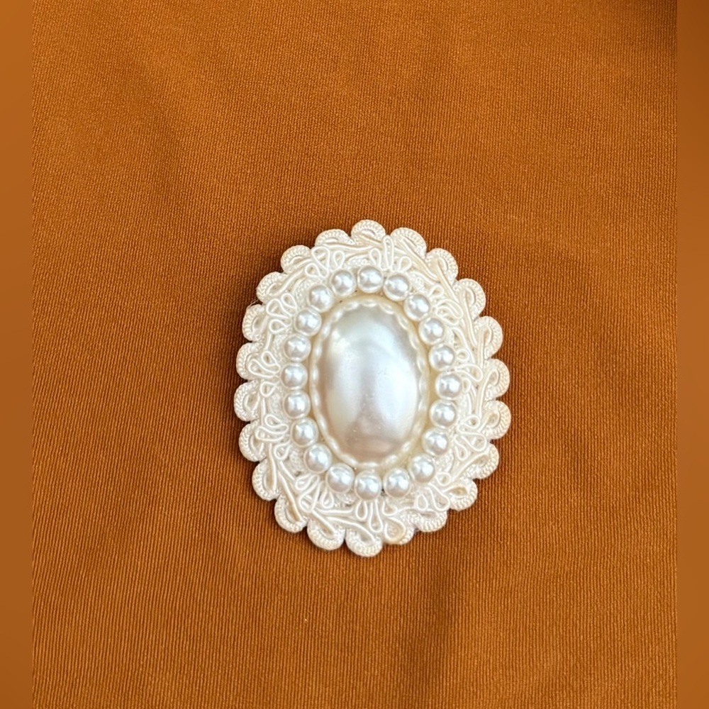 1970/80 oval faux pearlElegant Cream Brooch with‎ victorian Accent boho luxury